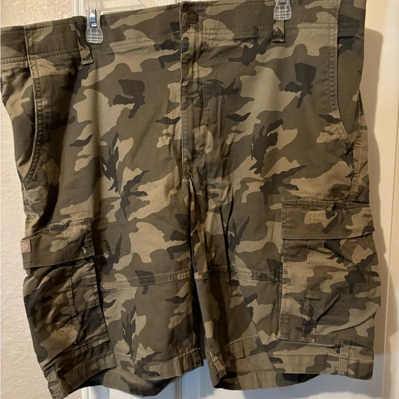 Men’s Camo Cargo Shorts Size 42 - Picture 1 of 3